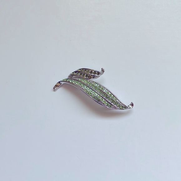 Vintage Peridot and Silver Pin - Picture 3 of 3